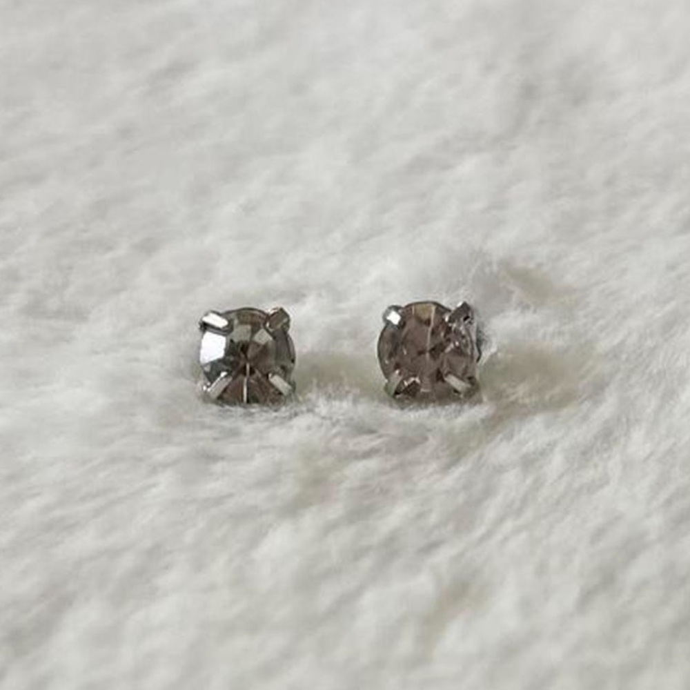 5/$15 🩷 MUST BUNDLE Silver-Tone Clear Crystal Stud Earrings - Picture 2 of 3